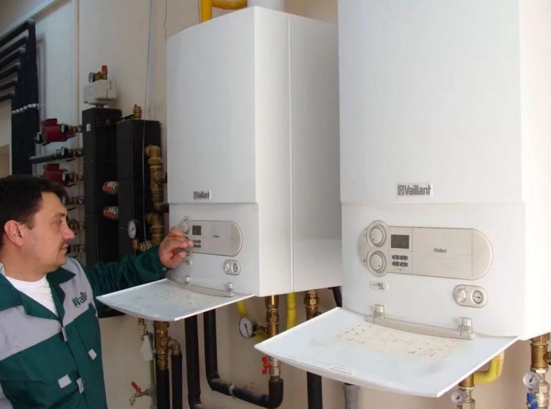 Мастер переключает режим работы оборудования